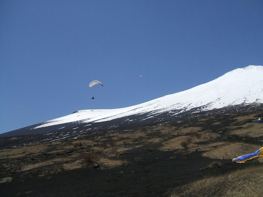 GlidersAtFuji.jpg